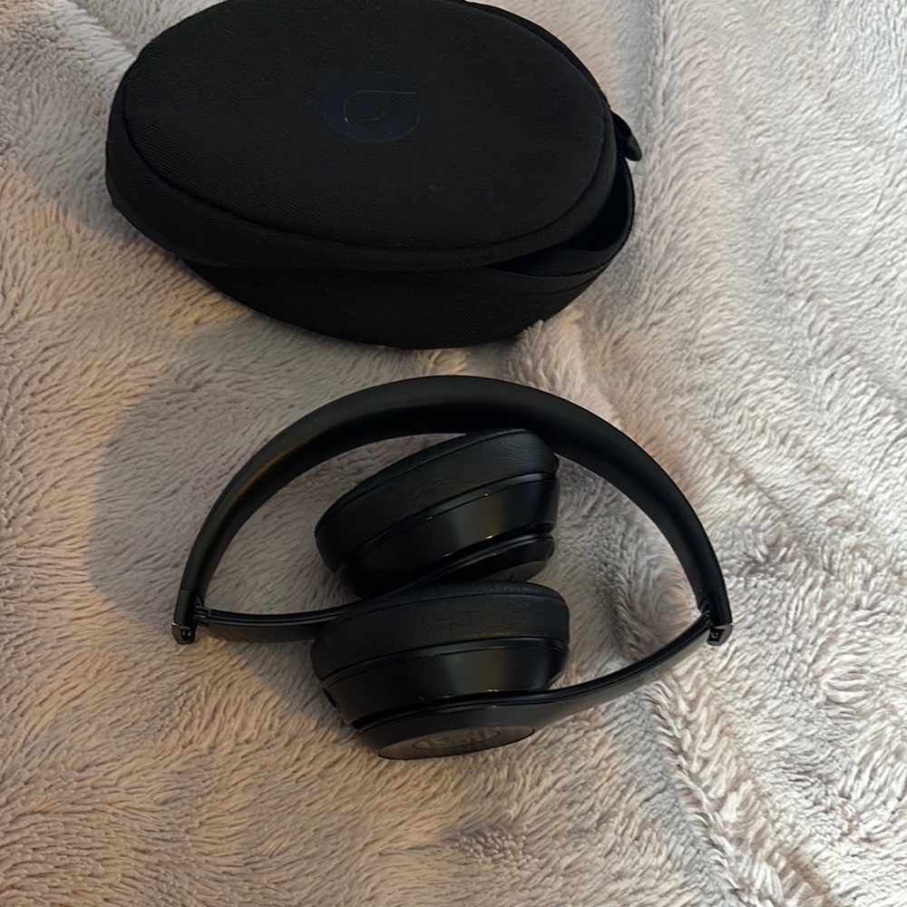 Beats Solo 3 Black Wireless Headphones - Picture 5 of 8
